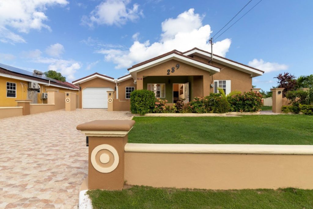 Areca Homes - 5 BedRmOasis DraxHall~Pool~Gym~ - Jamaica Vacation Rental