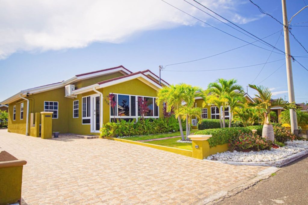 Adorable Beach House in Drax Hall~Gated~Pool~Gym - Areca Homes