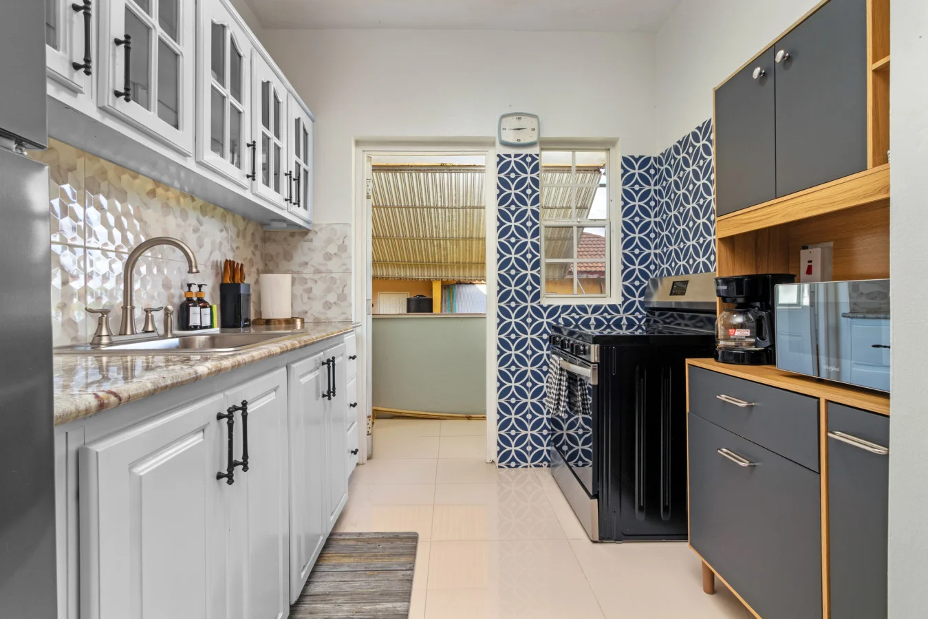 3rd Floor Condo~ Tower Isle~24hr Security, photo 2