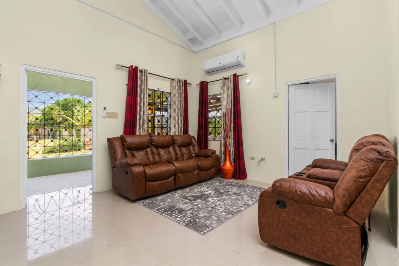 Cozy Cove Villa in Drax Hall, photo 6